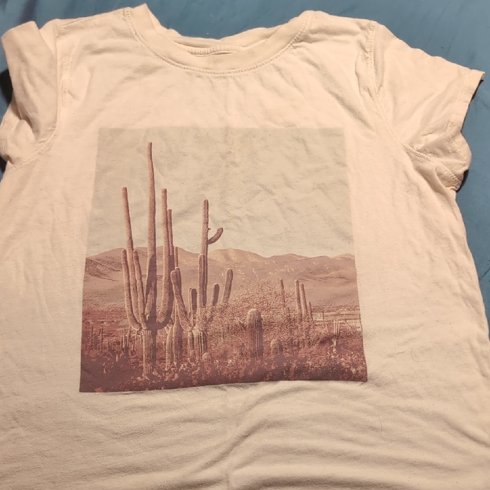 Universal Thread Cream Short Sleeve Tee with Desert Print